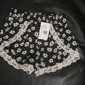 Montesquieu girl 3t girl, shorts, black, with white flower, pattern it